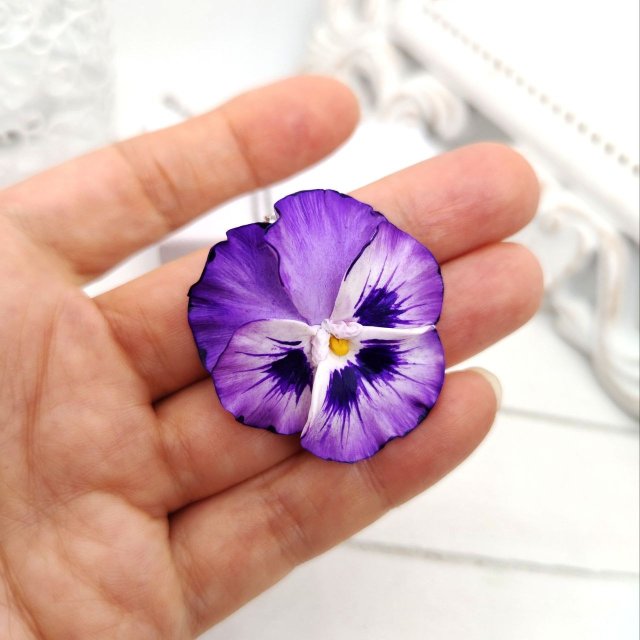 Naszyjnik z kwiatem bratka z gliny polimerowej na stalowym łańcuszku, biżuteria Kwiatowa, bratek fioletowy, romantyczny podarunek