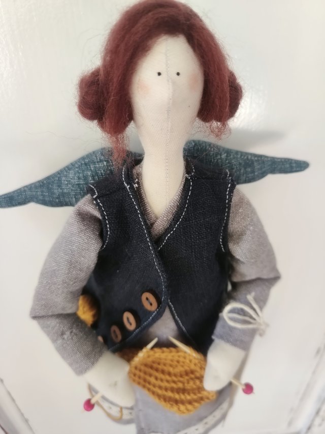 Anioł robiący na drutach