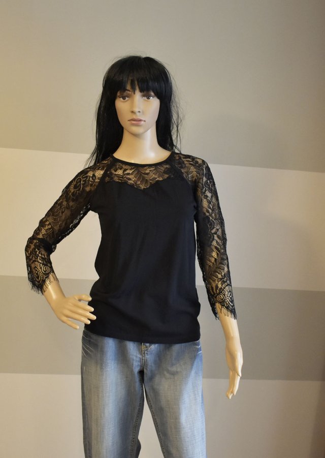 Czarna bluzka z koronką i rękawami 3/4 elegancka i kobieca