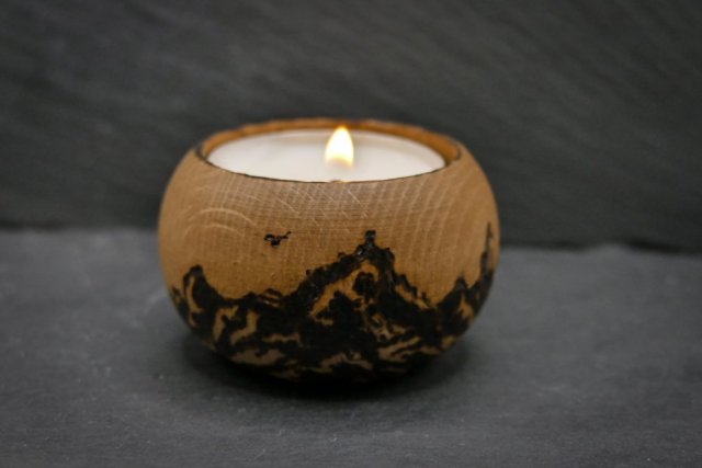 Drewniany świecznik z górskim motywem - ręcznie wypalany, idealny prezent handmade, tealight, ogień