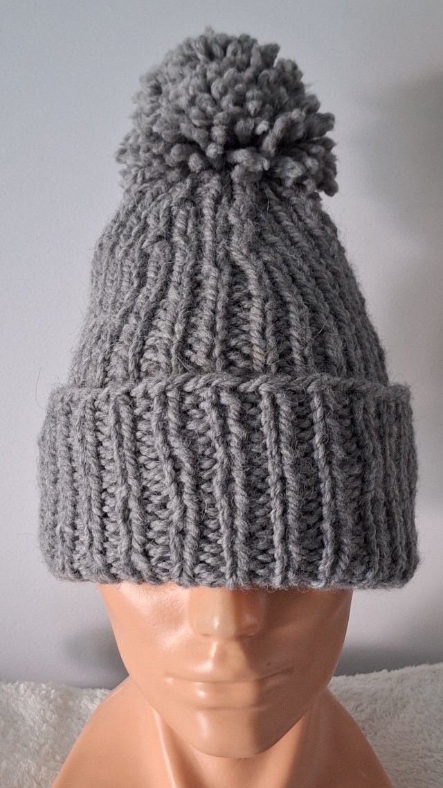 Jeszcze nie mróz, a już zimno? CZAPKA beanie handmade - SZARA, wykonana na DRUTACH