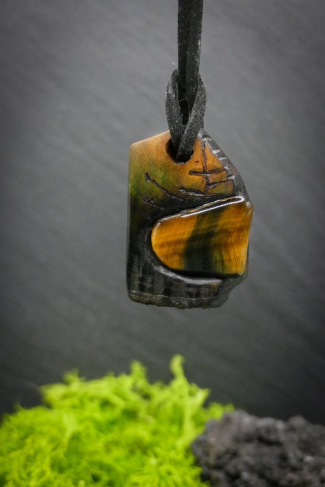 Wisiorek "Tygrysie oko w drewnie owocowym" –amulet zamknięty w kawałku drewna, pirografia, prezent, Wood Pendant, biżuteria, handmade