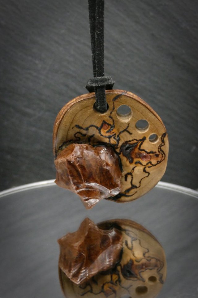 Wisiorek "Obsydian mahoniowy w drewnie owocowym" –amulet zamknięty w kawałku drewna, pirografia, prezent, Wood Pendant, biżuteria, handmade