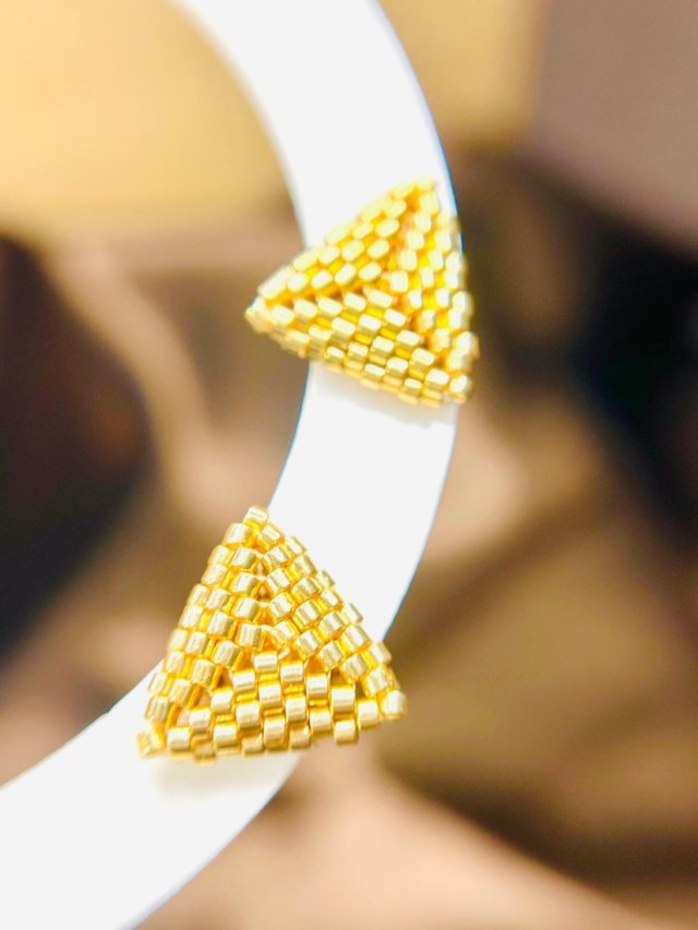 Kolczyki handmade z koralików w kolorze złotym