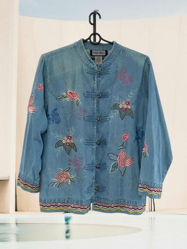 INDIGO MOON DŻINSOWA KURTKA ART&VINTAGE Z DEKORACYJNYM HAFTEM JASNO NIEBIESKI DENIM – ROZMIAR 48-52