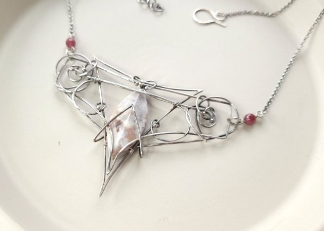 Oubli - Naszyjnik Wire Wrapping z Agatem i Rubinami – Ręcznie Wykonana Biżuteria Artystyczna