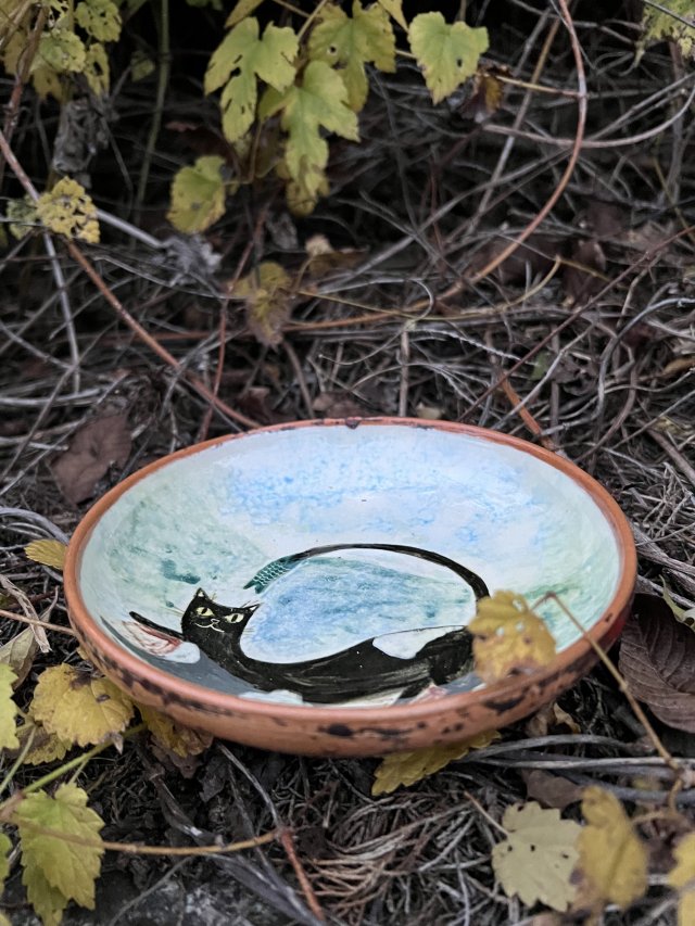 Ręcznie wykonany ceramiczny talerzyk deserowy – "Kot i morze" 16 cm