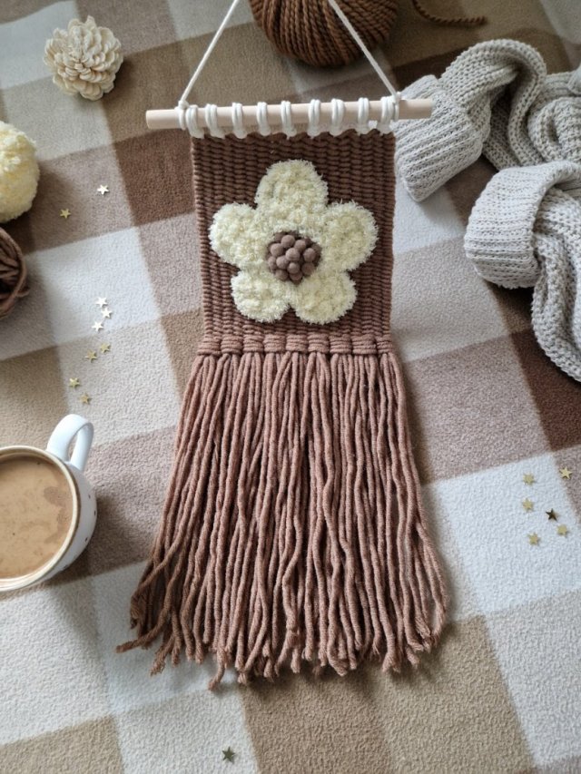 Makatka kwiatek, kwiat brązowo-żółty