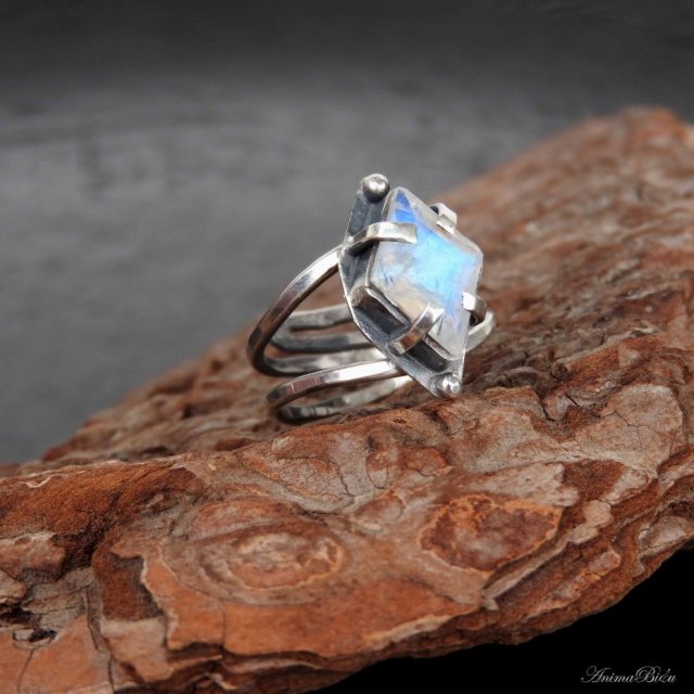 Pierścionek srebrny z kamieniem księżycowym regulowany