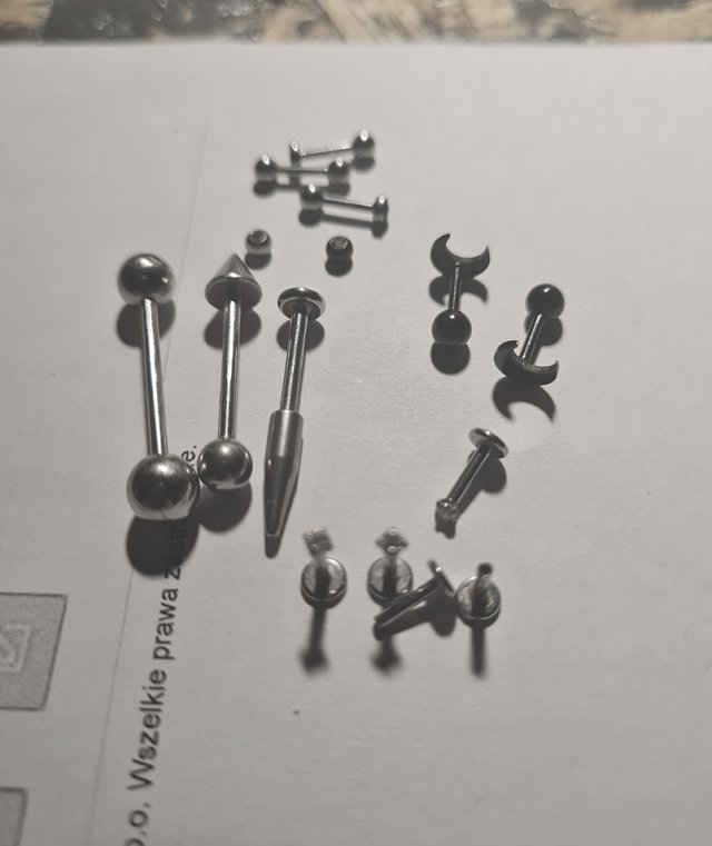 Piercing komplet kolczyków labrety, sztangi, małe i duże