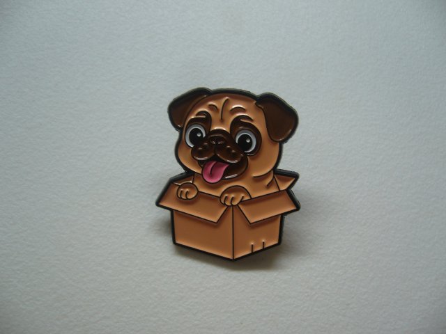 PIN PRZYPINKA BROSZKA PIES MOPS W KARTONIE