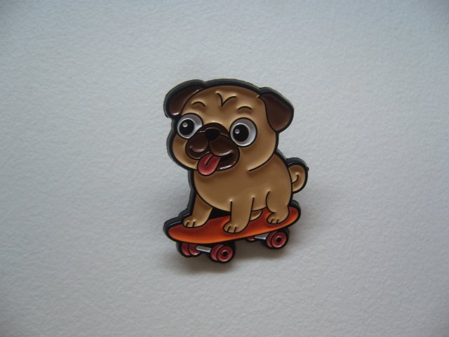 PIN PRZYPINKA BROSZKA PIES MOPS NA DESKOROLCE