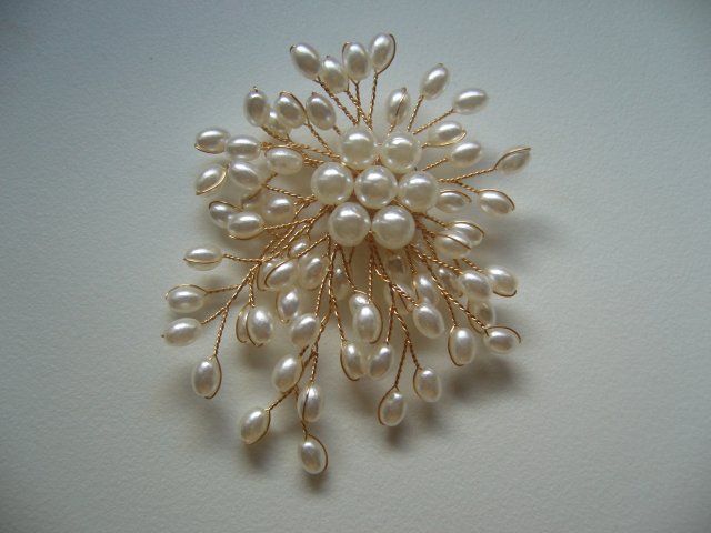 PERŁOWA BROSZKA