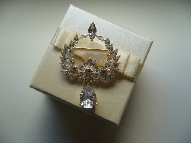 KRYSZTAŁOWA BROSZKA