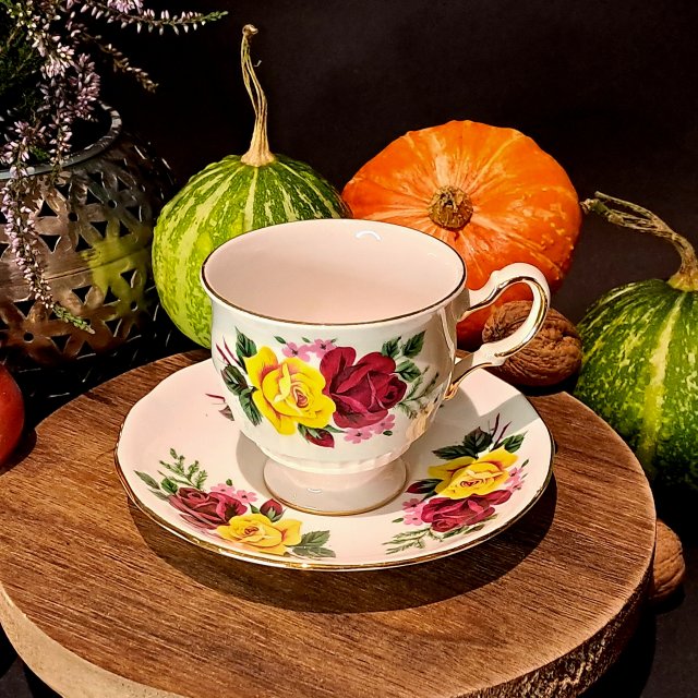 Queen Anne angielska porcelana filiżanka i spodek róże