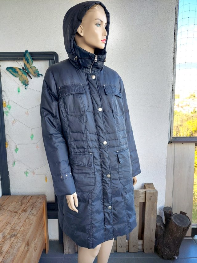 przejściowy puchowy płaszcz z odpinanym kapturem