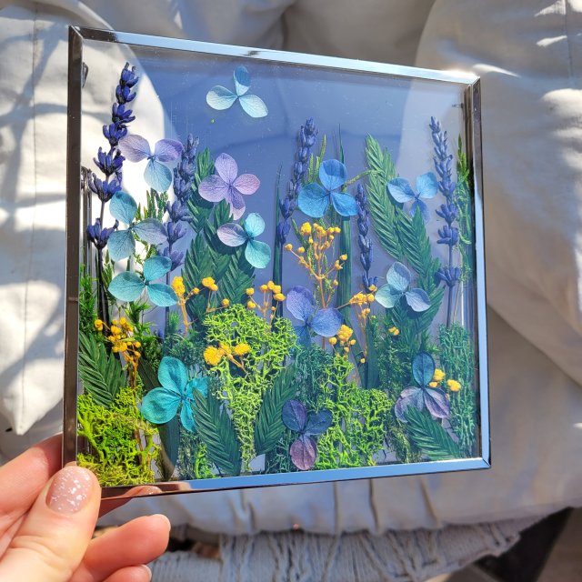 Dekoracyjna ramka z kwiatami. Witraż