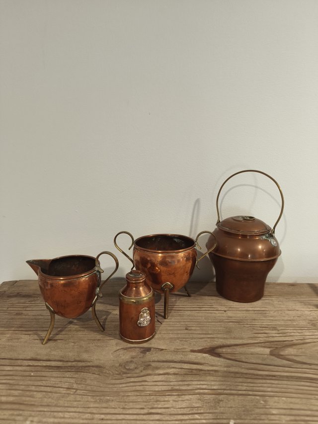 Zestaw naczyń miedzianych w stylu vintage.