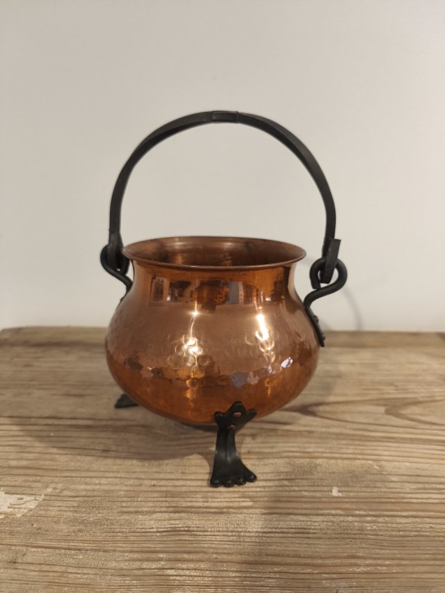 Stary miedziany kociołek w stylu vintage.