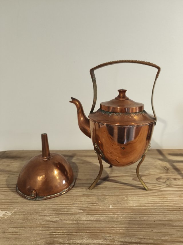 Stary czajnik i lejek w stylu vintage.