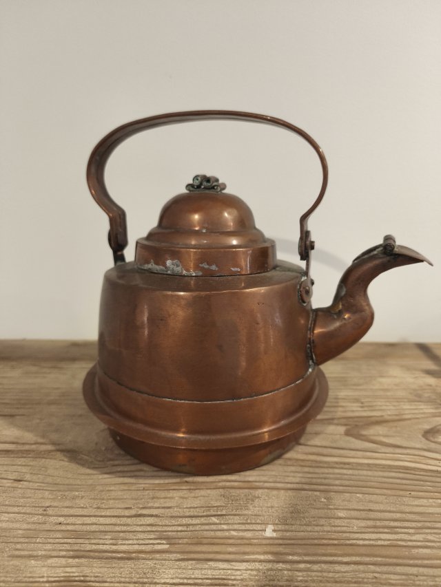 Stary miedziany czajnik w stylu vintage.