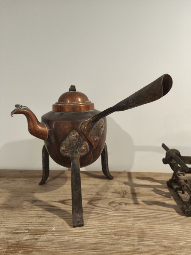 Duży stary czajnik, dzbanek miedziany. Trójnóg.