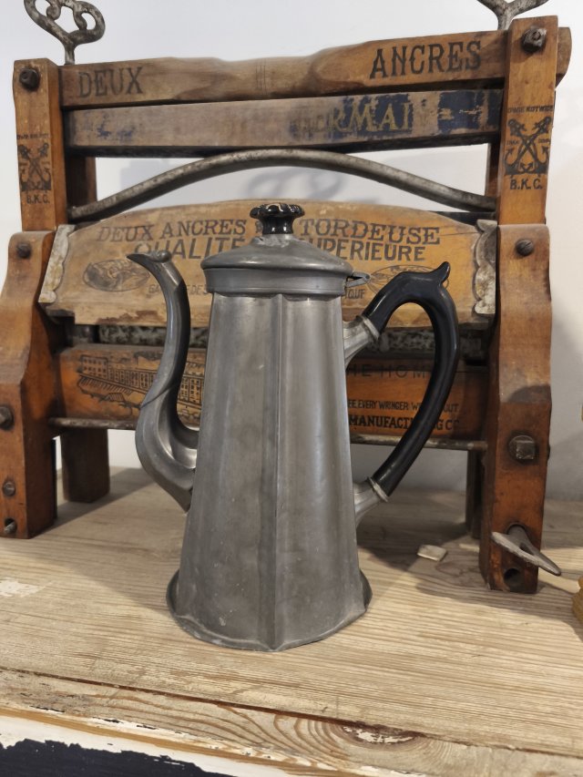 Stary czajnik, dzbanek metalowy. Sygnowany.