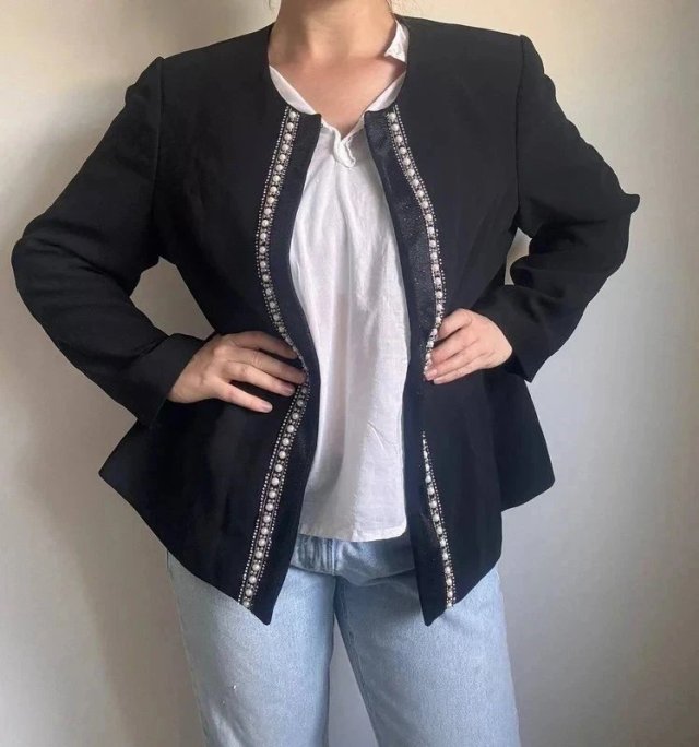 Elegancka czarna marynarka z ozdobnym wykończeniem