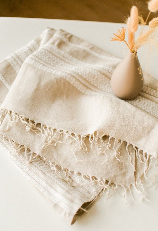 Beżowy obrus boho