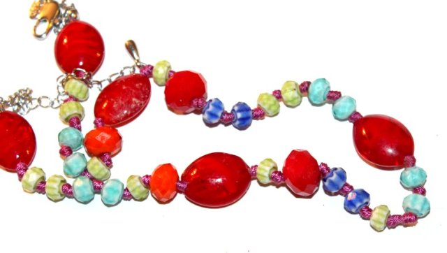 PIĘKNY Krótki naszyjnik kolorowe koraliki