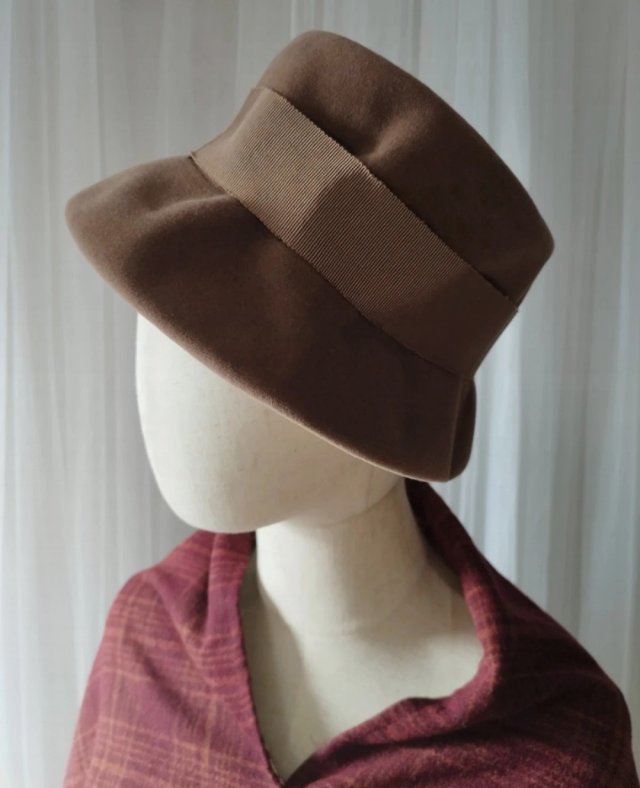 Vintage czapka toczek damski nakrycie głowy kawa z mlekiem