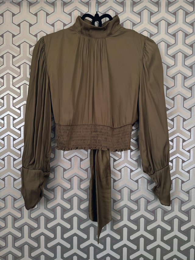 satynowa oliwkowa ZARA z gołymi plecami