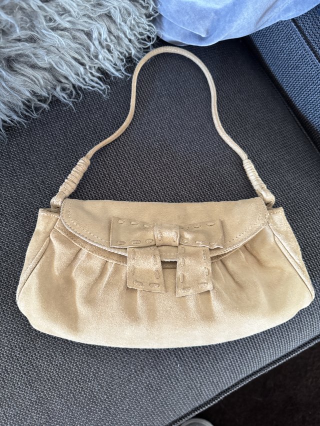 Zamszowa z kokardką Mango