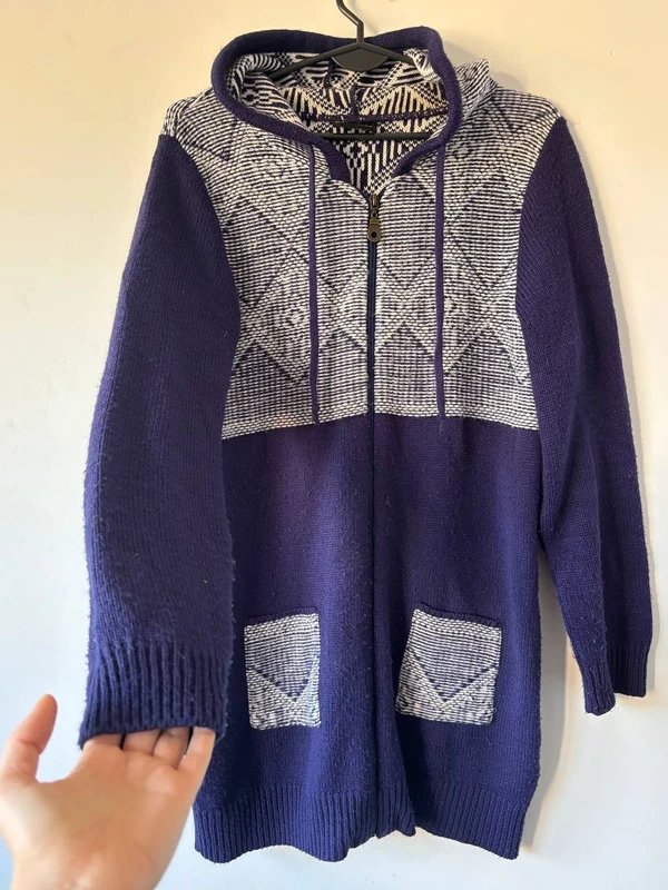 Ciepły granatowy kardigan z geometrycznym wzorem i kapturem