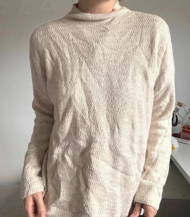 Minimalistyczny beżowy pulower z falistą fakturą – Primark na eleganckie dni!