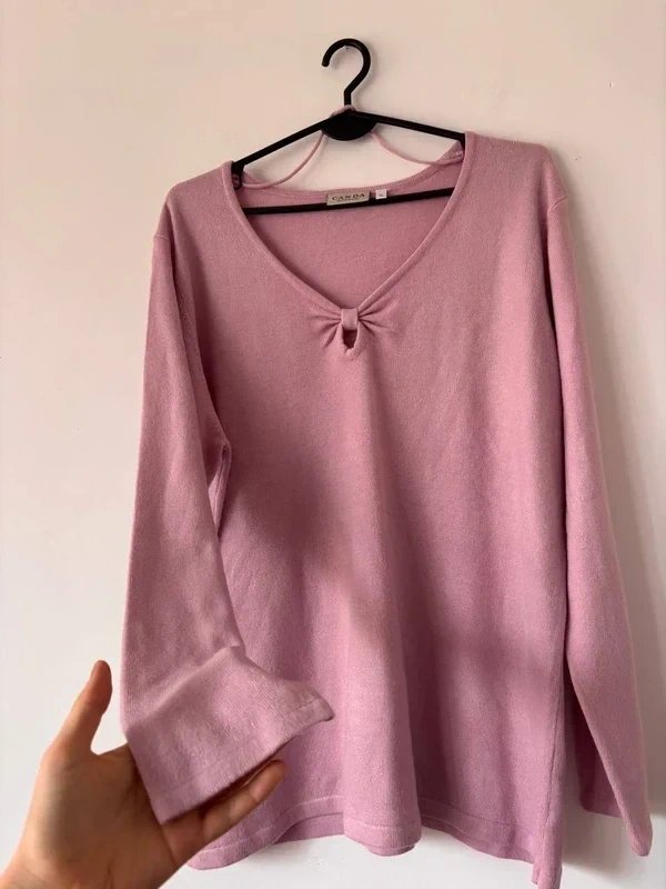 Różowy sweter z dekoltem w serek i ozdobnym wiązaniem – miękki, kobiecy i romantyczny C&A