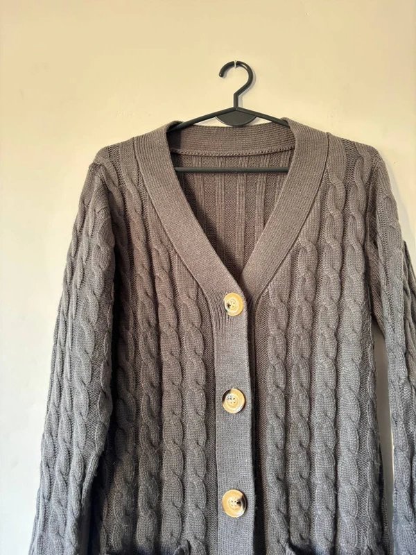 Szary długi kardigan z grubym splotem warkoczowym