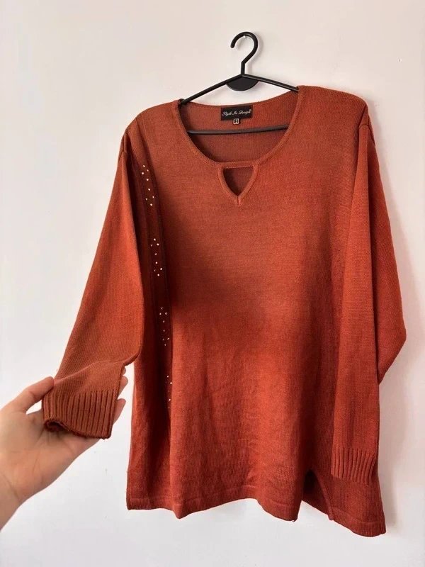 Rdzawy sweter damski z dekoltem i ozdobnymi perełkami, miękki i elegancki