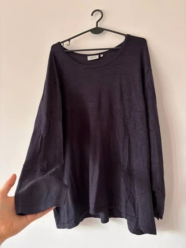 Czarny sweter damski oversize Steenholt, klasyczny basic, miękki i wygodny