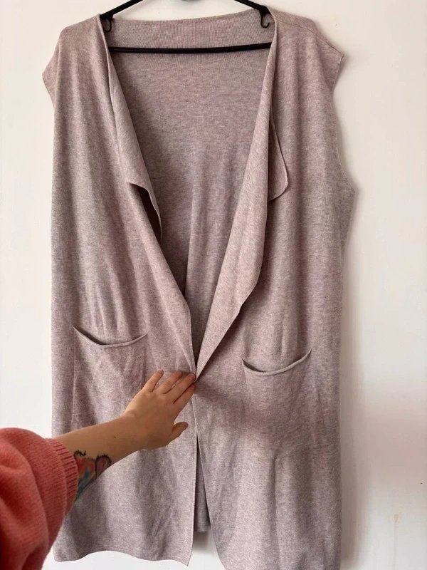 Beżowa kamizelka swetrowa z kieszeniami – miękka, długa i idealna do warstwowych stylizacji