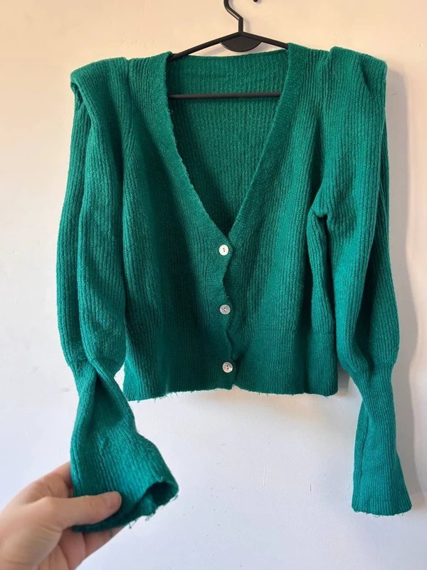 Soczyście zielony kardigan z grubszym splotem i perłowymi guzikami