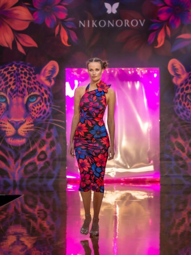 Dopasowana sukienka z kwiatem - Iris