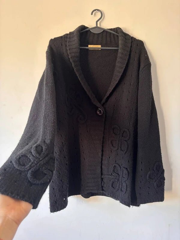 Czarny sweter z wełny Ciepła dzianina Luźniejszy fason z półgolfem