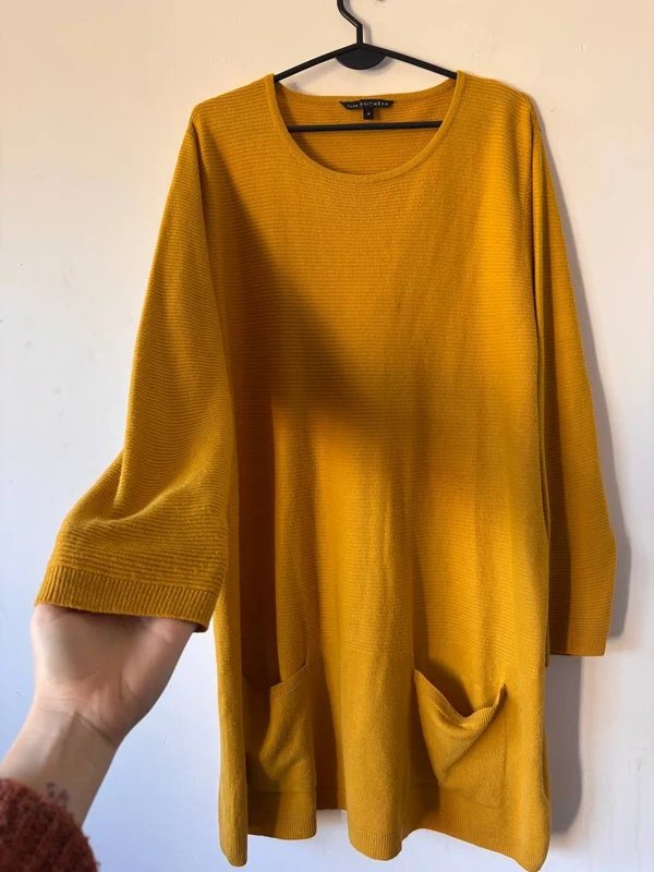 Musztardowy sweter–tunika z kieszeniami