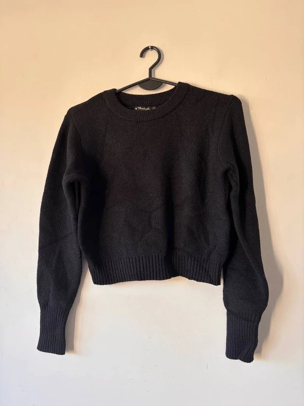 Czarny klasyczny sweter Masriyah Miękki Minimalistyczny krój z prążkowanym