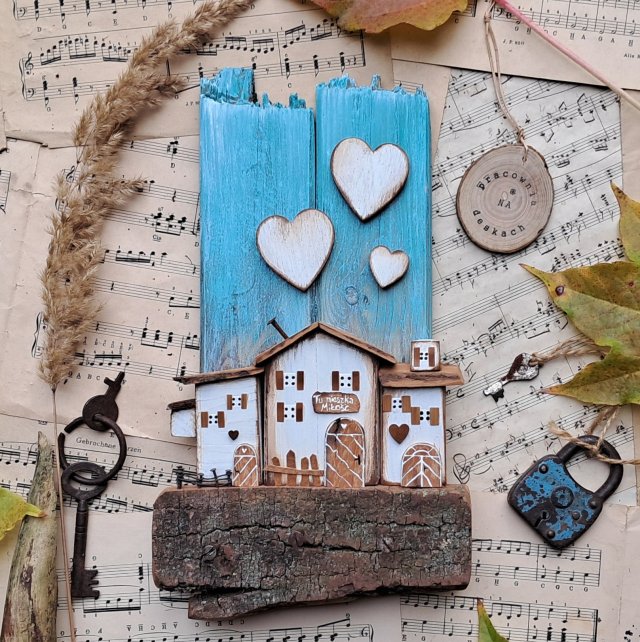 Rustykalny wieszak z białymi domkami no1