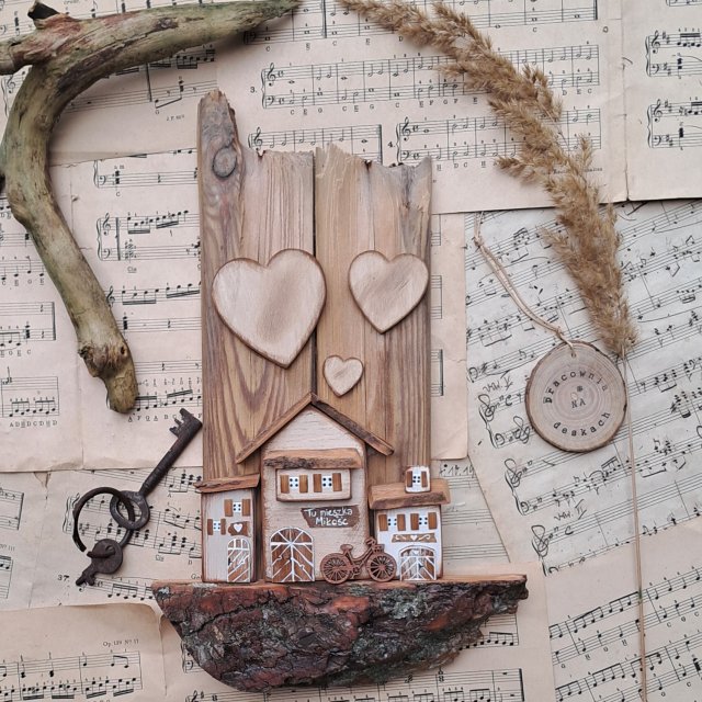 Rustykalny wieszak z domkami no 1