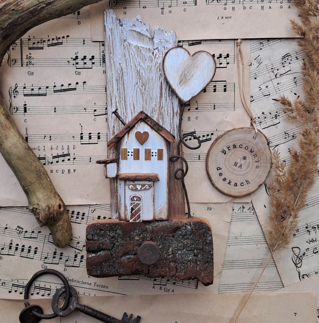 Rustykalny wieszak z białym domkiem no 1