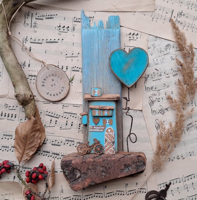 Rustykalny wieszak z turkusowym domkiem i serduszkiem no 1