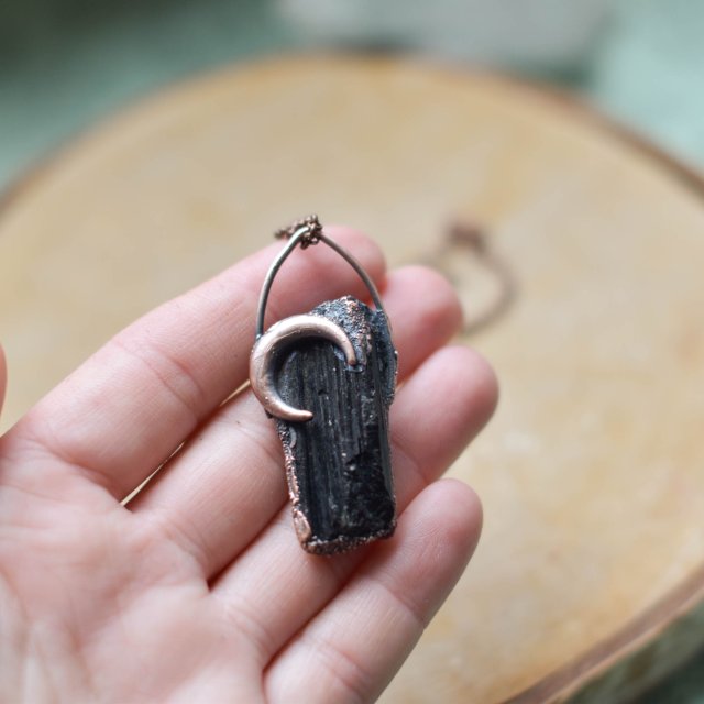 Naszyjnik z czarnym turmalinem i księżycem